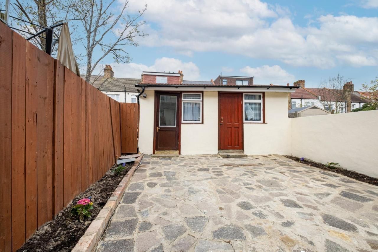 Fernbank Studios Sudbury Hill Harrow Self-Contained Studios With En-Suite Wembley Buitenkant foto