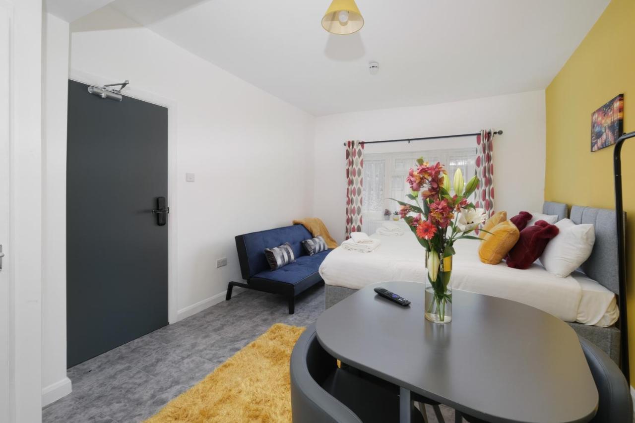 Fernbank Studios Sudbury Hill Harrow Self-Contained Studios With En-Suite Wembley Buitenkant foto