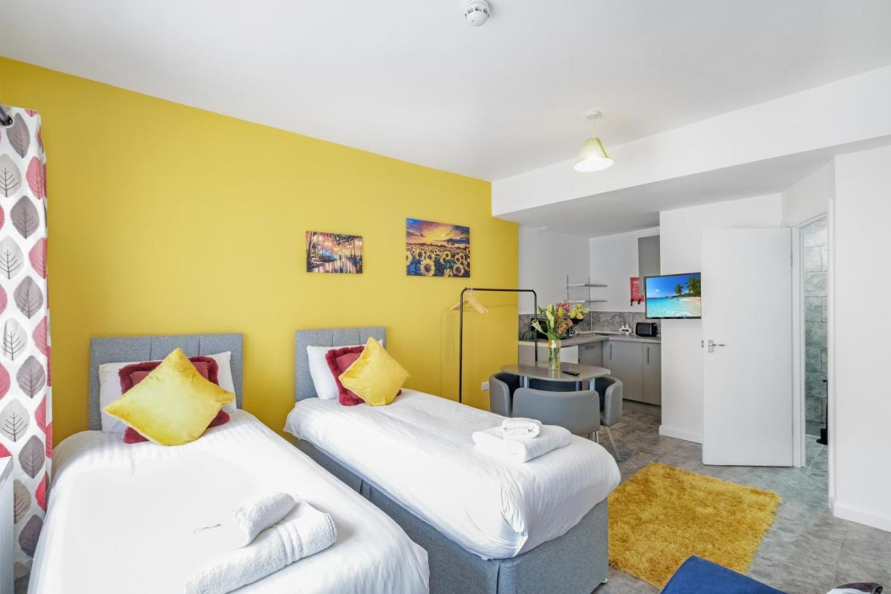 Fernbank Studios Sudbury Hill Harrow Self-Contained Studios With En-Suite Wembley Buitenkant foto