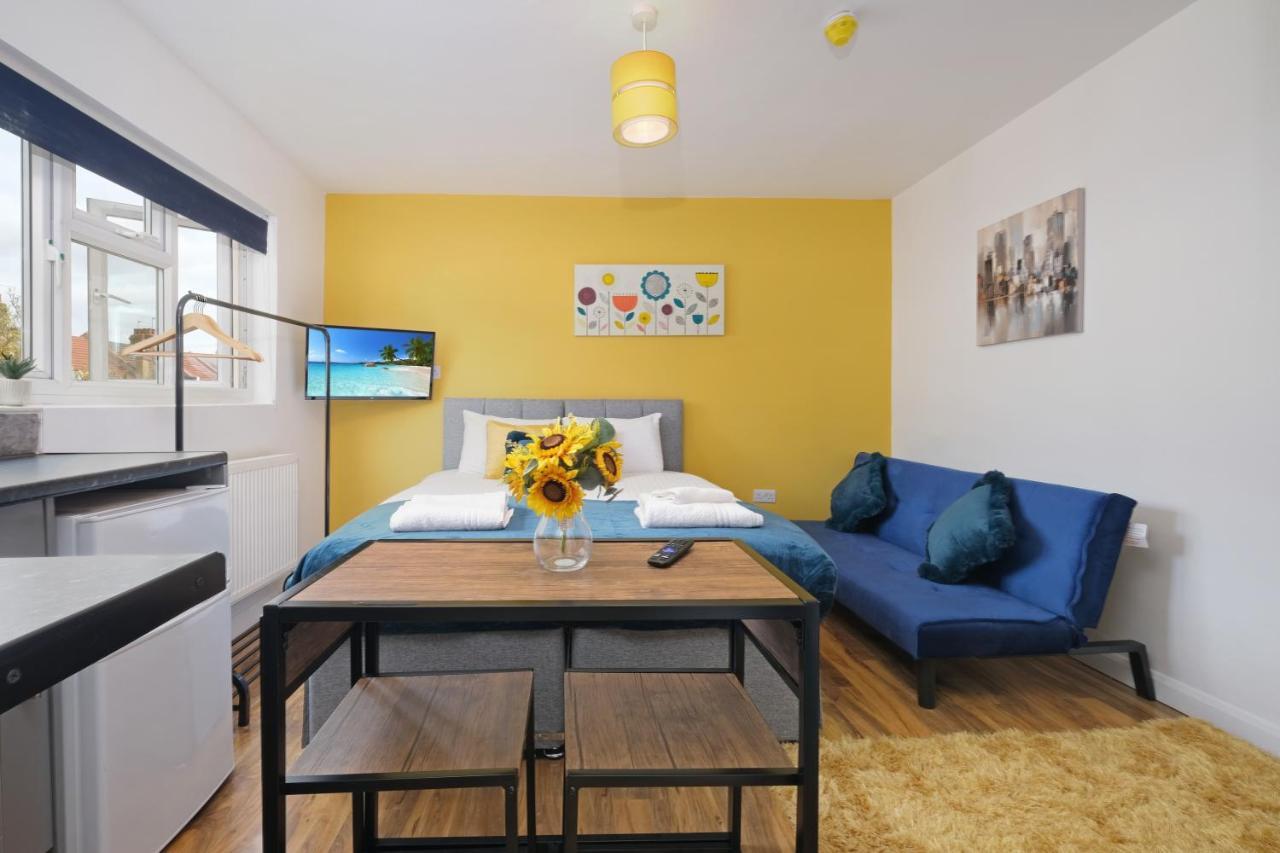 Fernbank Studios Sudbury Hill Harrow Self-Contained Studios With En-Suite Wembley Buitenkant foto